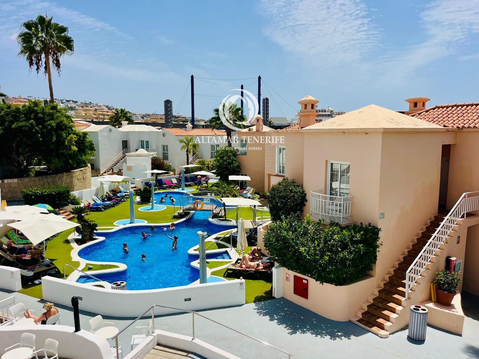 Vista exterior de Àtic en venda en Adeje amb Aire condicionat, Terrassa i Piscina