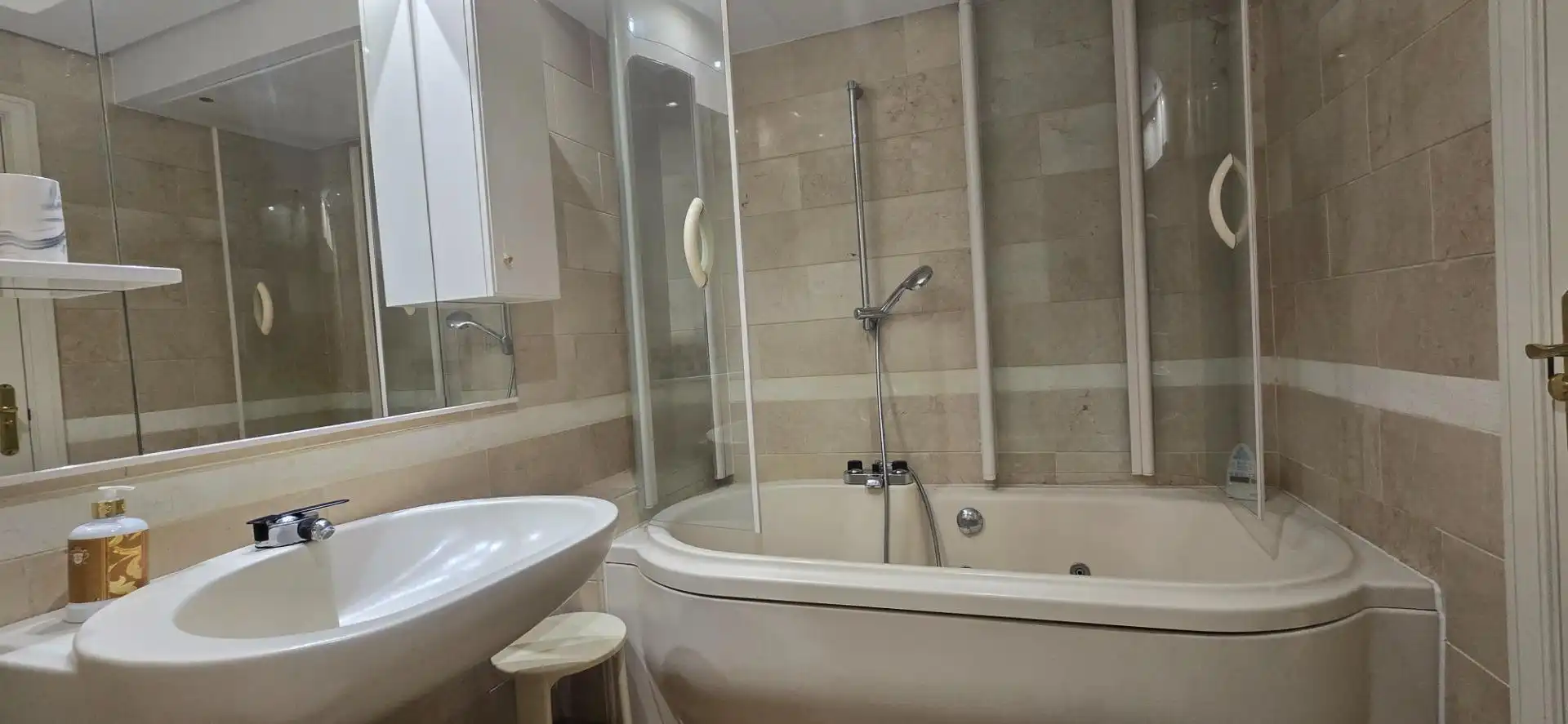 Bany de Pis de lloguer en Marbella amb Aire condicionat, Moblat i Jacuzzi