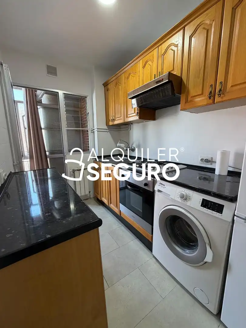 Cuina de Pis de lloguer en Madrid amb Calefacció i Terrassa
