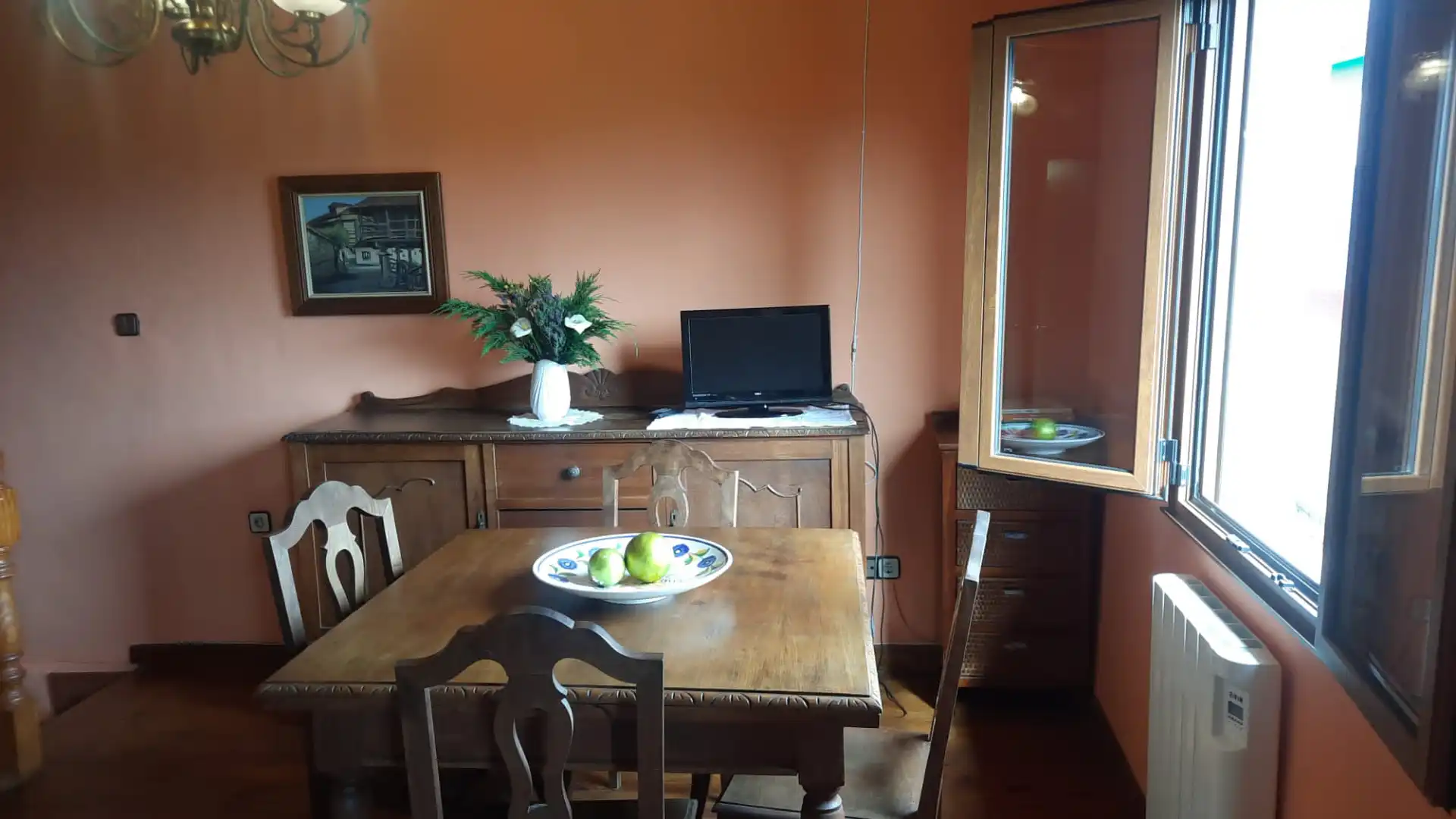 Menjador de Casa o xalet en venda en Las Regueras   amb Calefacció, Terrassa i Forn