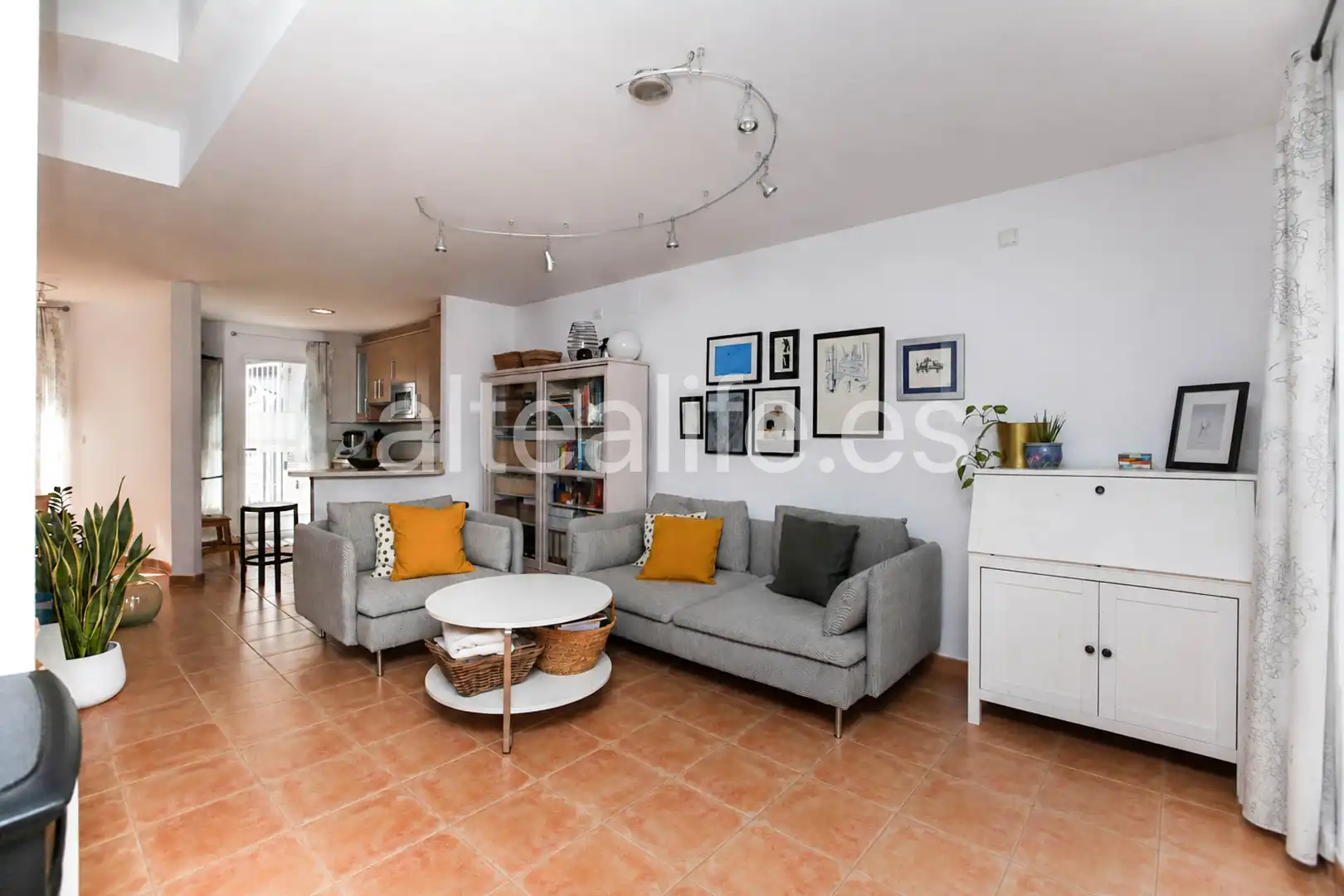 Sala d'estar de Casa adosada en venda en La Nucia amb Terrassa i Piscina comunitària
