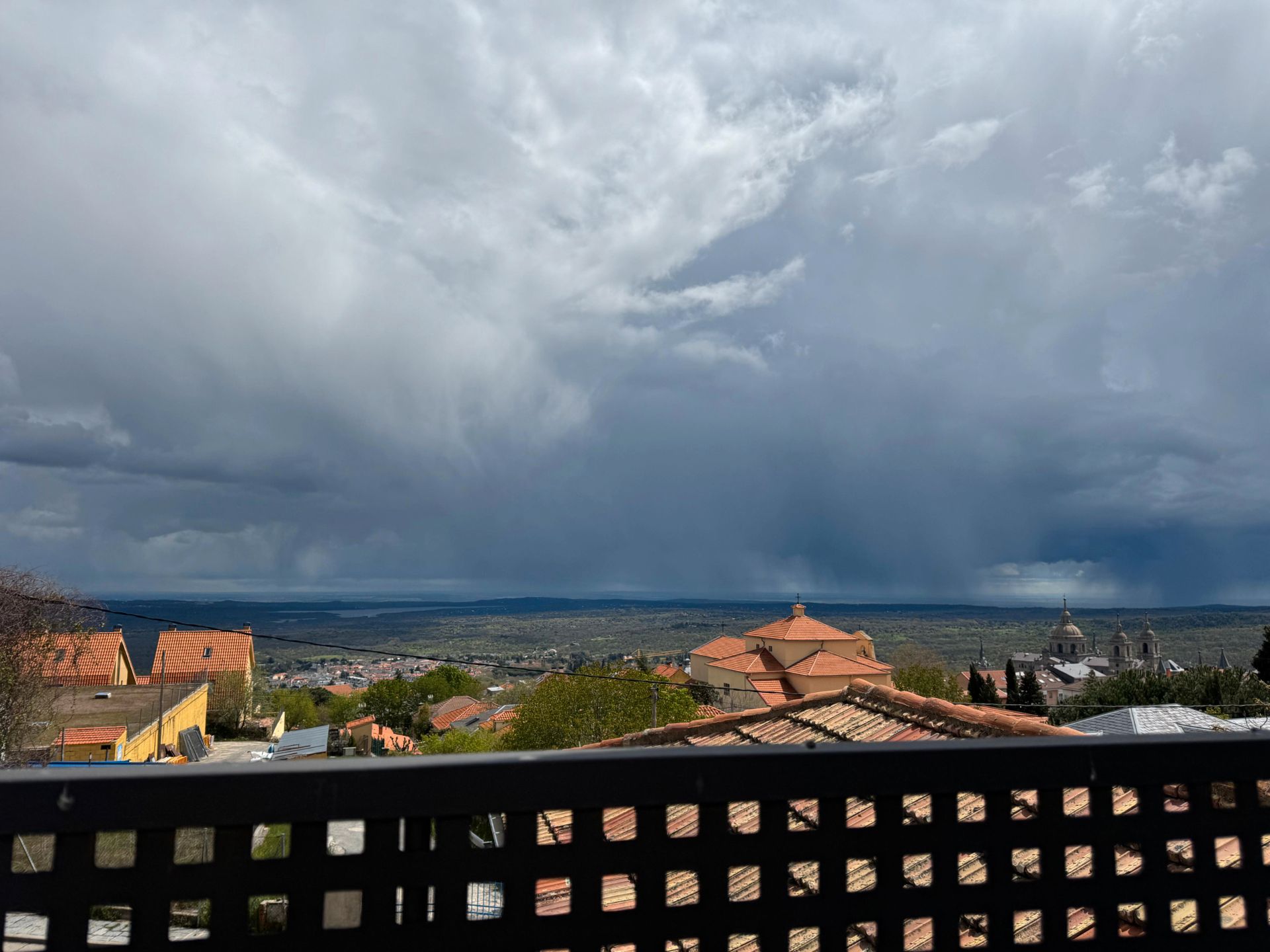 Vista exterior de Pis de lloguer en San Lorenzo de El Escorial amb Moblat i Es permeten mascotes