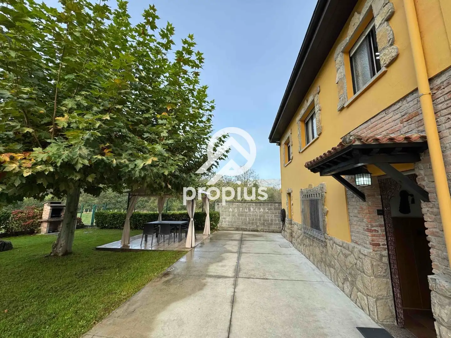 Vista exterior de Casa o chalet en venta en Parres con Calefacción, Jardín privado y Parquet