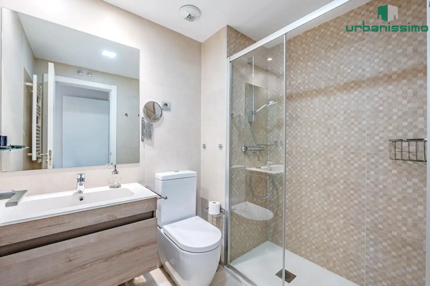 Bathroom of Flat for sale in Madrid  with Air Conditioner, Terrace and Storage room