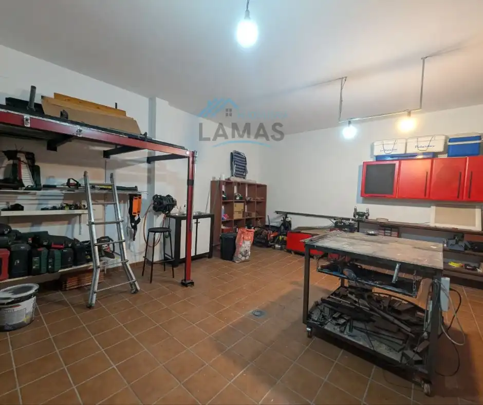 Einfamilien-Reihenhaus zum Verkauf in Navalmoral de la Mata mit Klimaanlage, Heizung und Terrasse