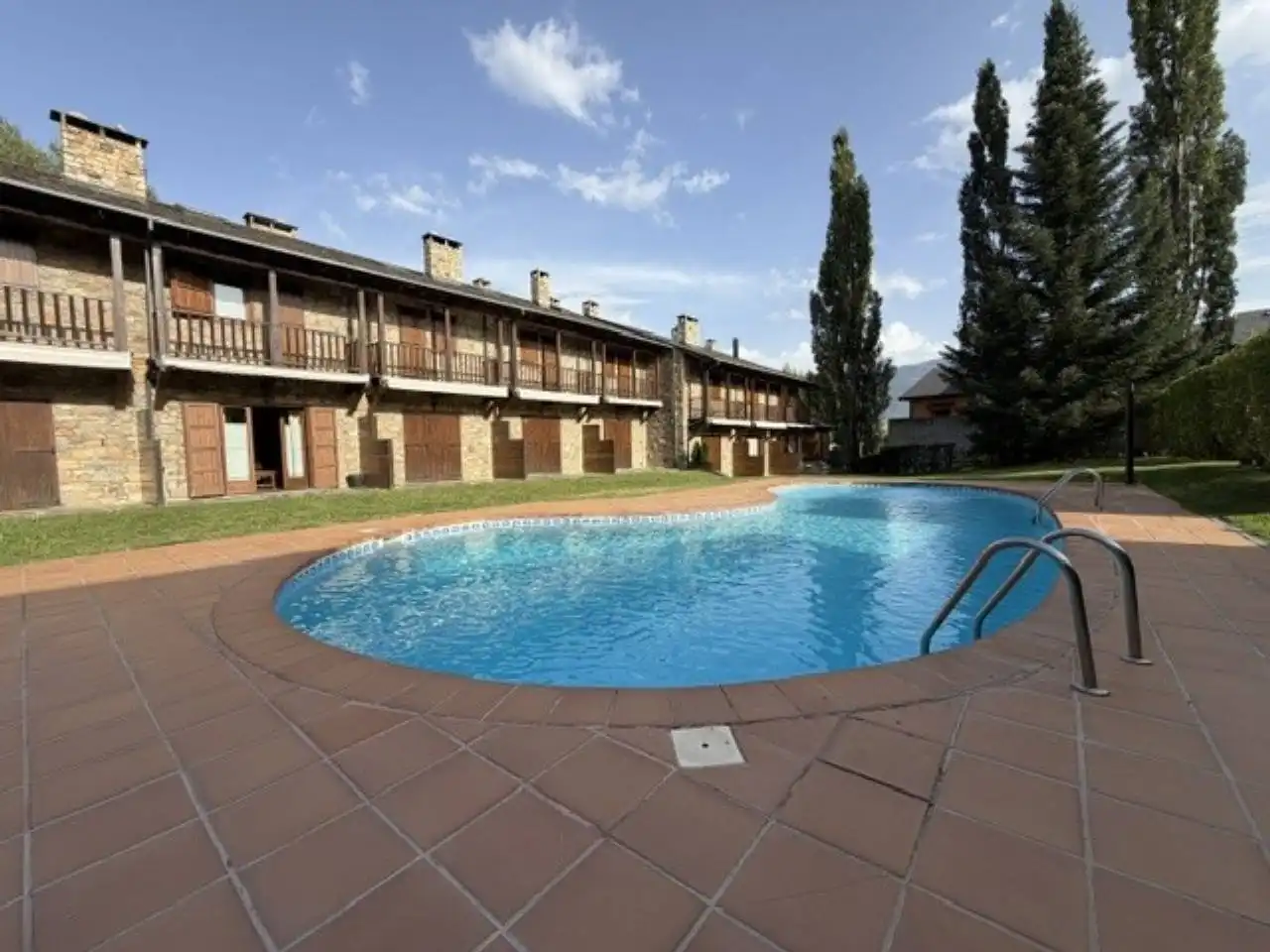 Piscina de Casa adosada de lloguer en Isòvol amb Calefacció, Terrassa i Piscina comunitària