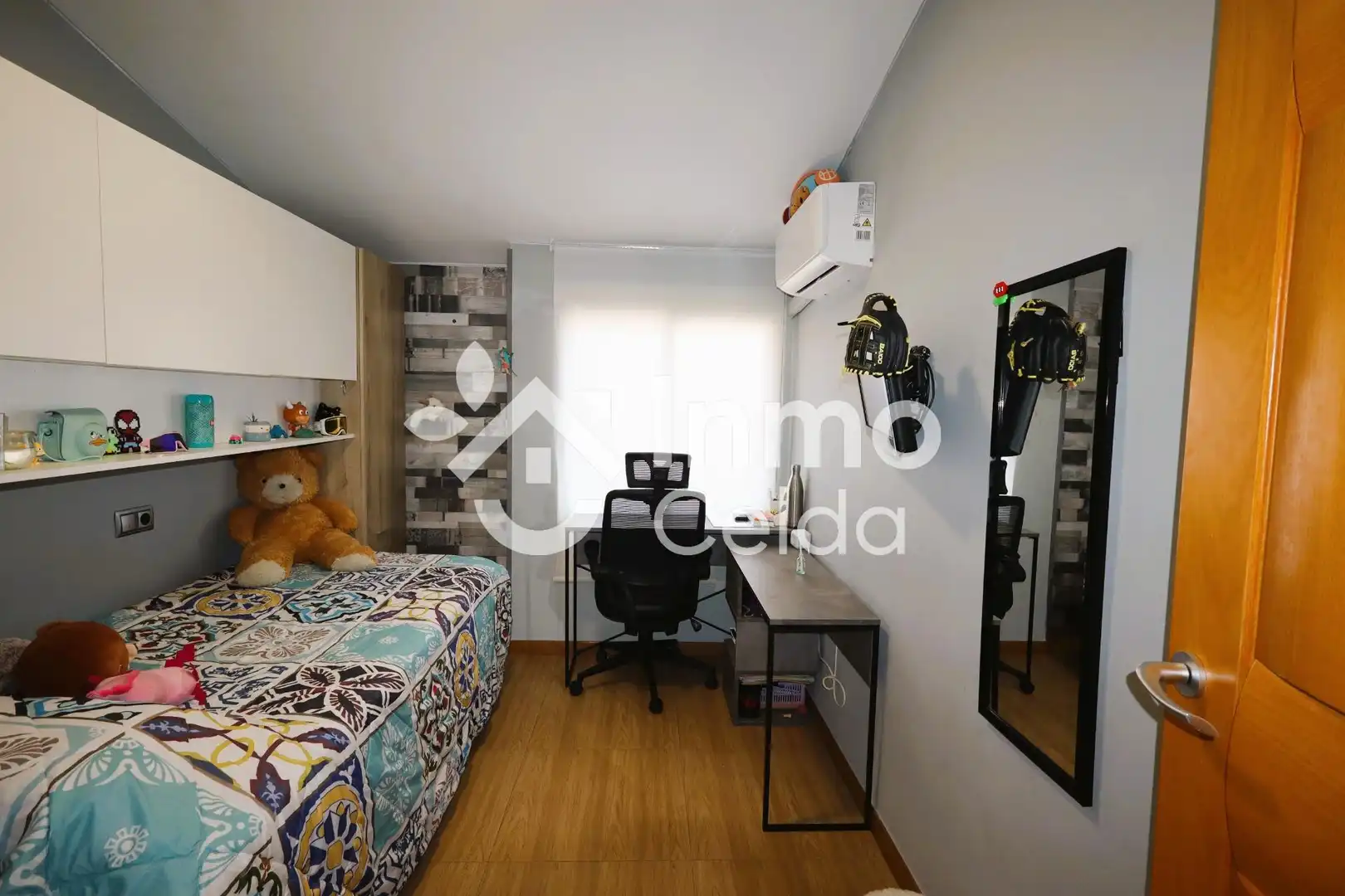 Habitación de Casa adosada en venta en Chiva con Aire acondicionado, Calefacción y Jardín privado