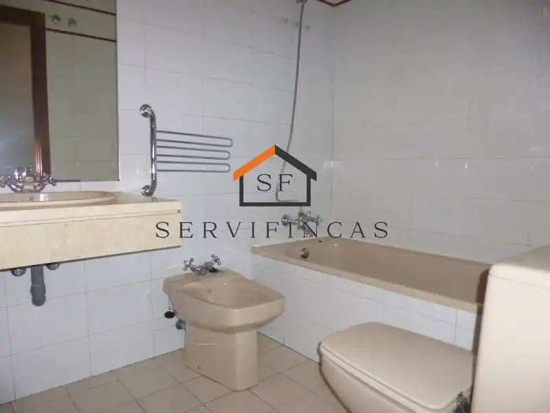 Badezimmer von Wohnung zum Verkauf in Madrid mit Klimaanlage, Heizung und Privatgarten