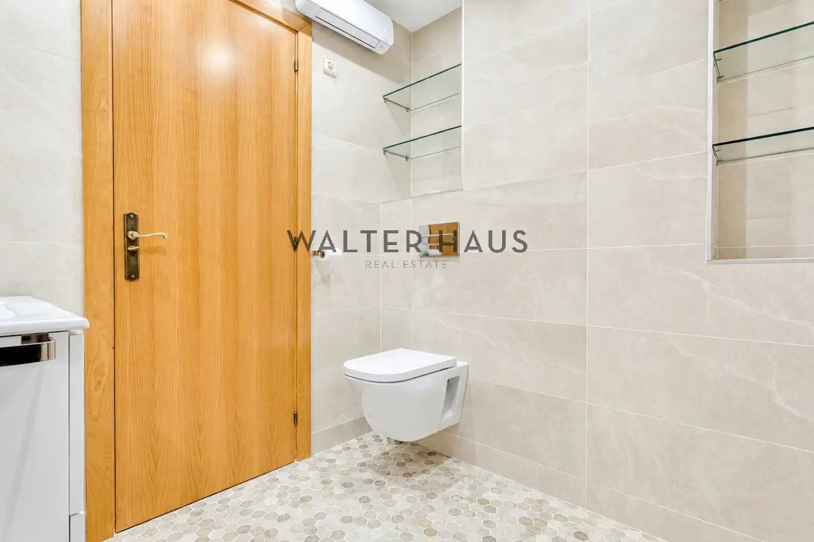 Badezimmer von Dachboden zum Verkauf in Barcelona mit Klimaanlage, Heizung und Parkett