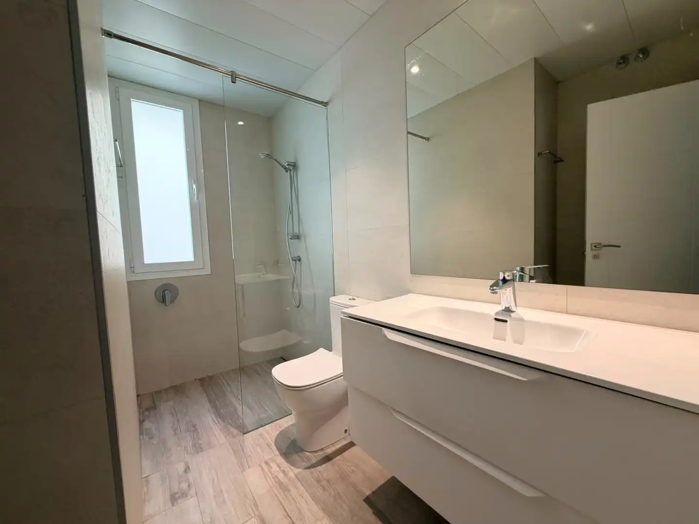 Bathroom of Flat for sale in Madrid  with Air Conditioner, Heating and Storage room