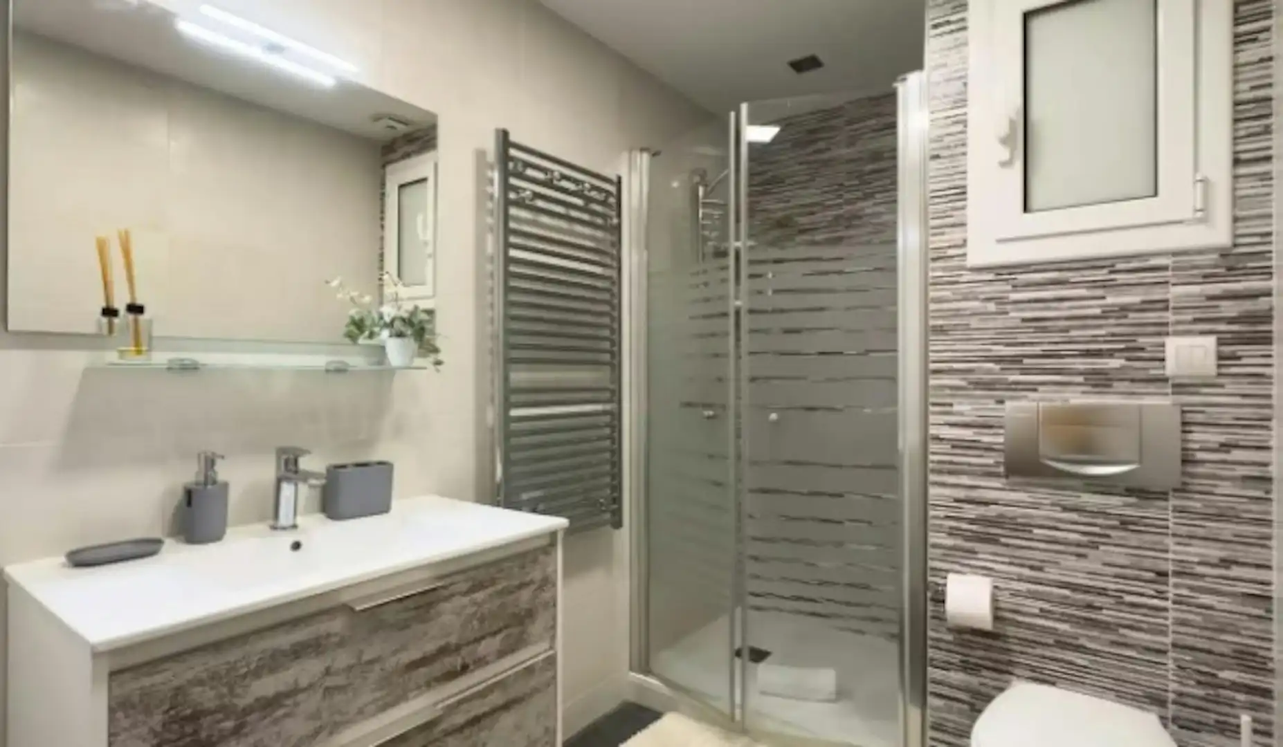 Bathroom of Flat for rent in Barcelona  with Furnished, Washing machine and TV