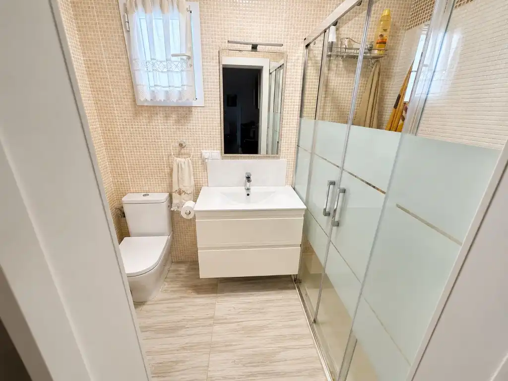 Bany de Casa o xalet en venda en Santa Pola amb Aire condicionat, Piscina i Piscina comunitària