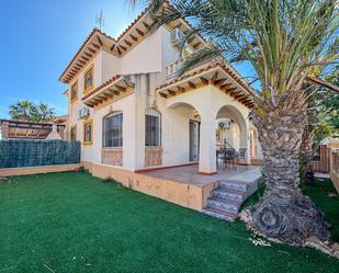 Vista exterior de Casa o xalet en venda en Elche / Elx amb Aire condicionat, Jardí privat i Terrassa