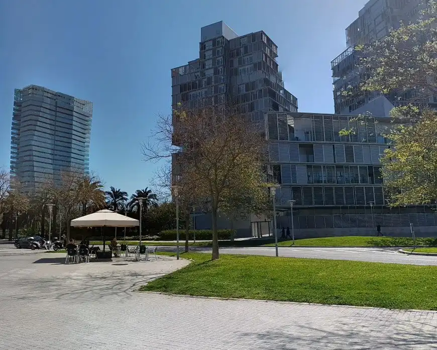 Vista exterior de Piso en venta en Barcelona con Terraza y Piscina comunitaria