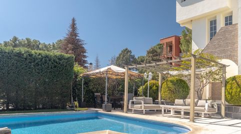 Arquitectura de autor junto al Monte del Pardo Casita de cuento amueblada de José Antonio Villamor en Los Peñascales, Torrelodones