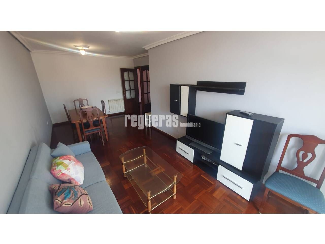 Living room of Flat for sale in Soto del Barco  with Heating, Parquet flooring and Balcony