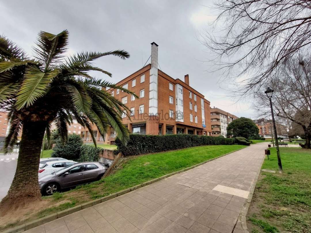Vista exterior de Piso en venta en Oviedo  con Calefacción y Trastero