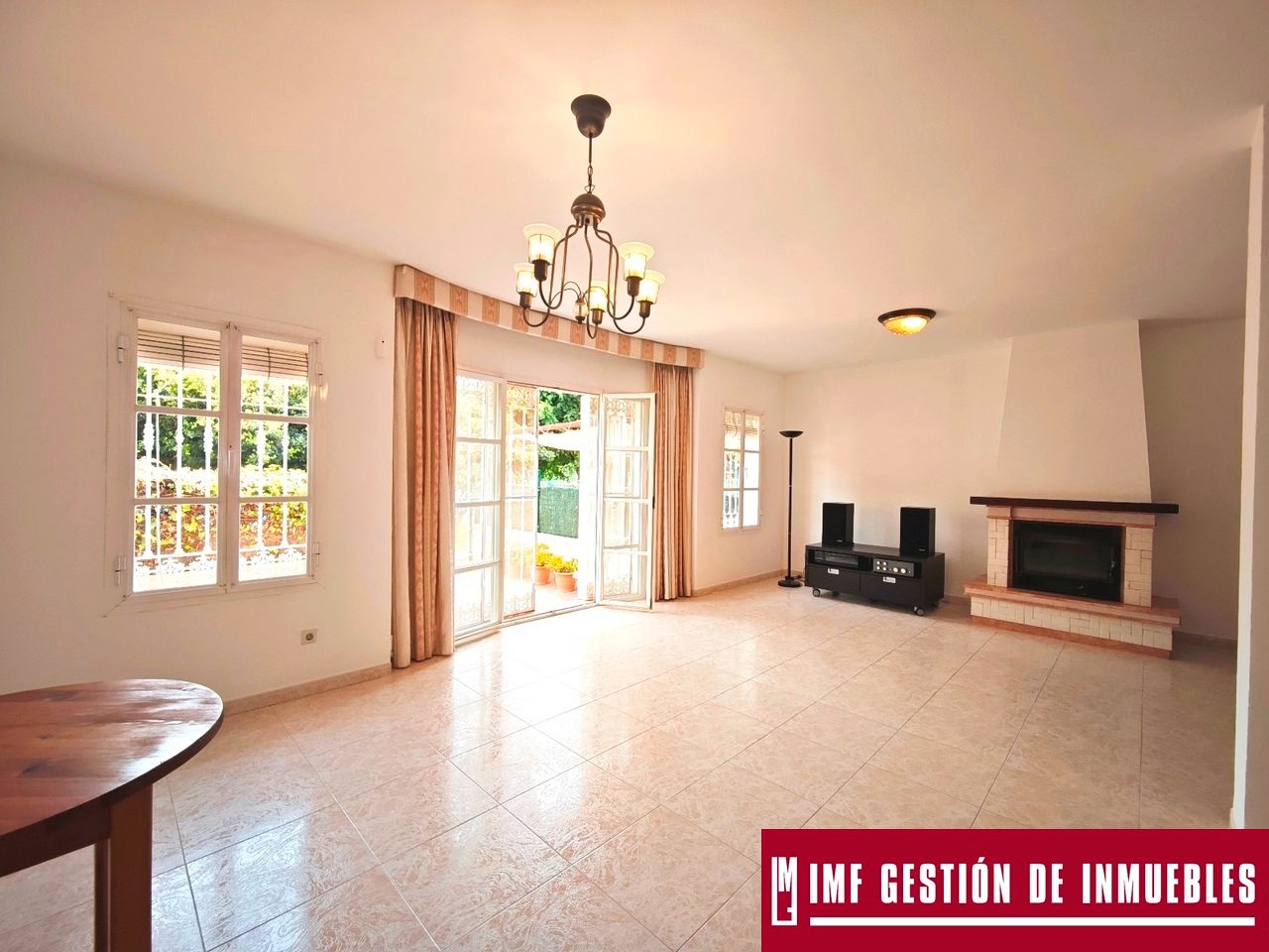 Sala de estar de Casa o chalet en venta en Vélez-Málaga con Terraza, Alarma y Piscina comunitaria