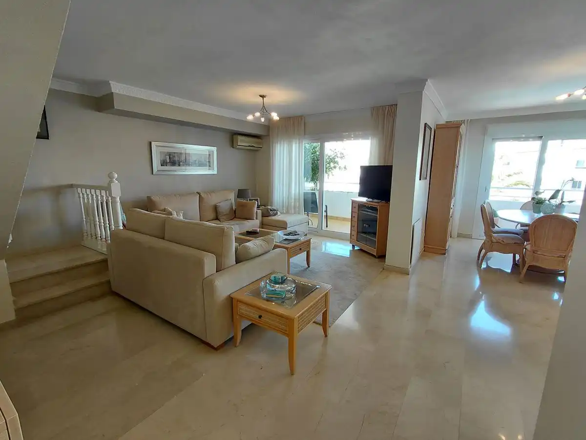 Sala de estar de Ático en venta en Marbella con Terraza, Trastero y Piscina