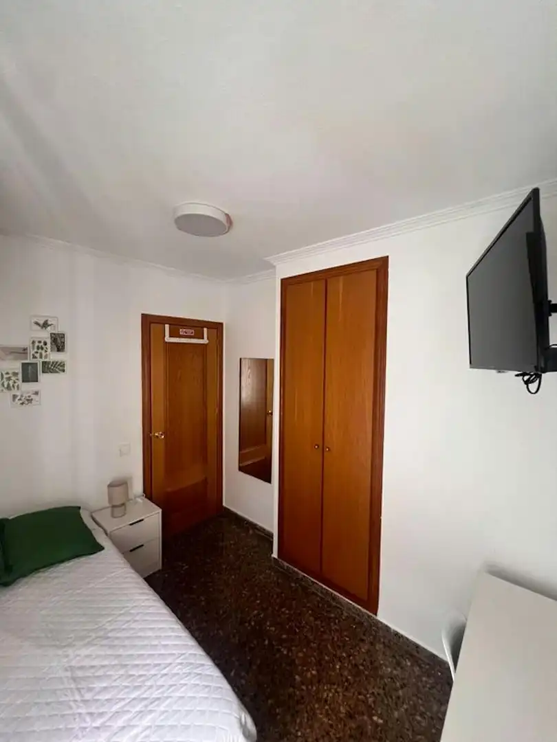 Bedroom of Flat for share in Valencia  with Heating, Washing machine and TV