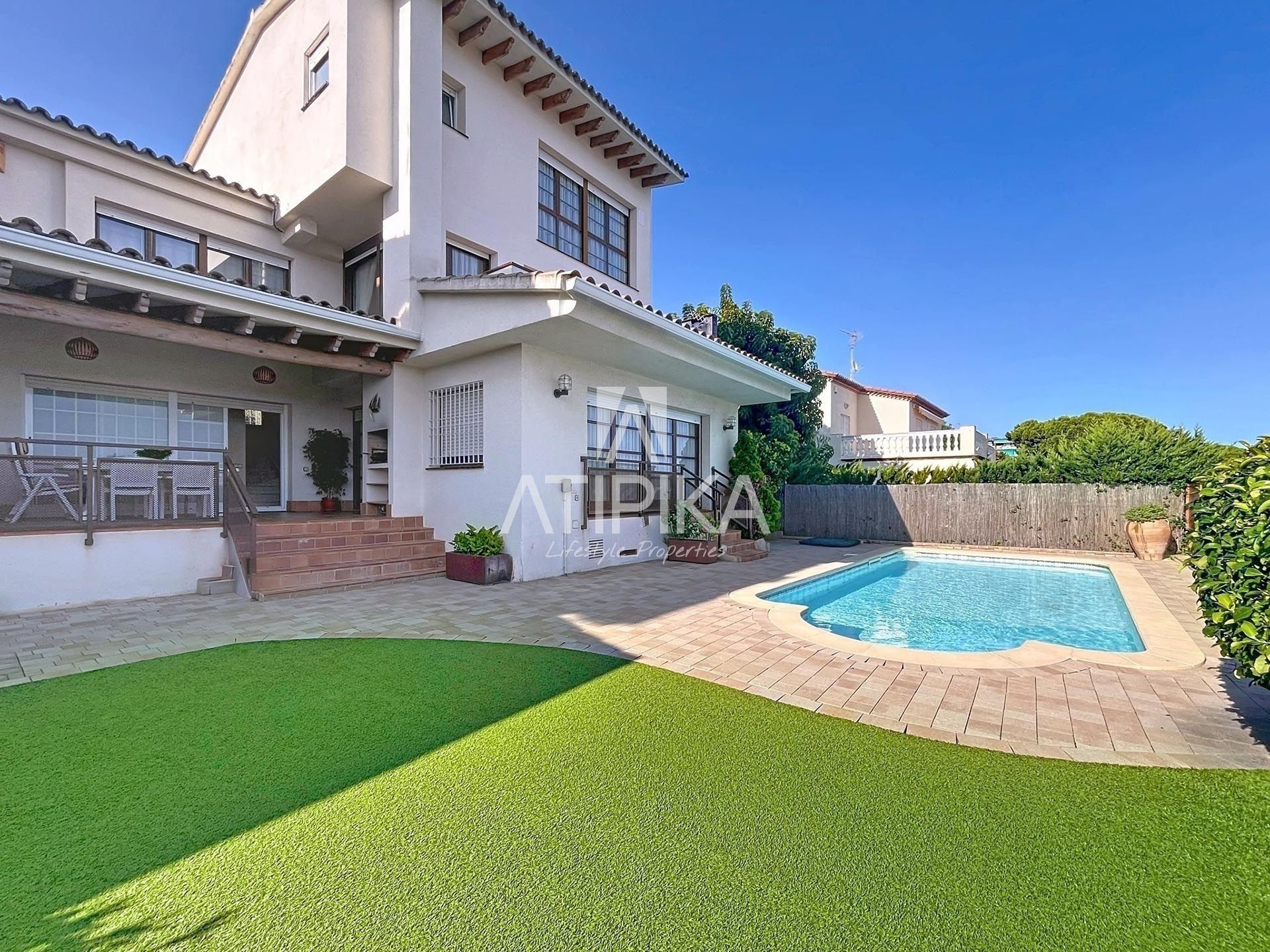 Exterior view of House or chalet for sale in Sant Andreu de Llavaneres  with Heating, Terrace and Swimming Pool