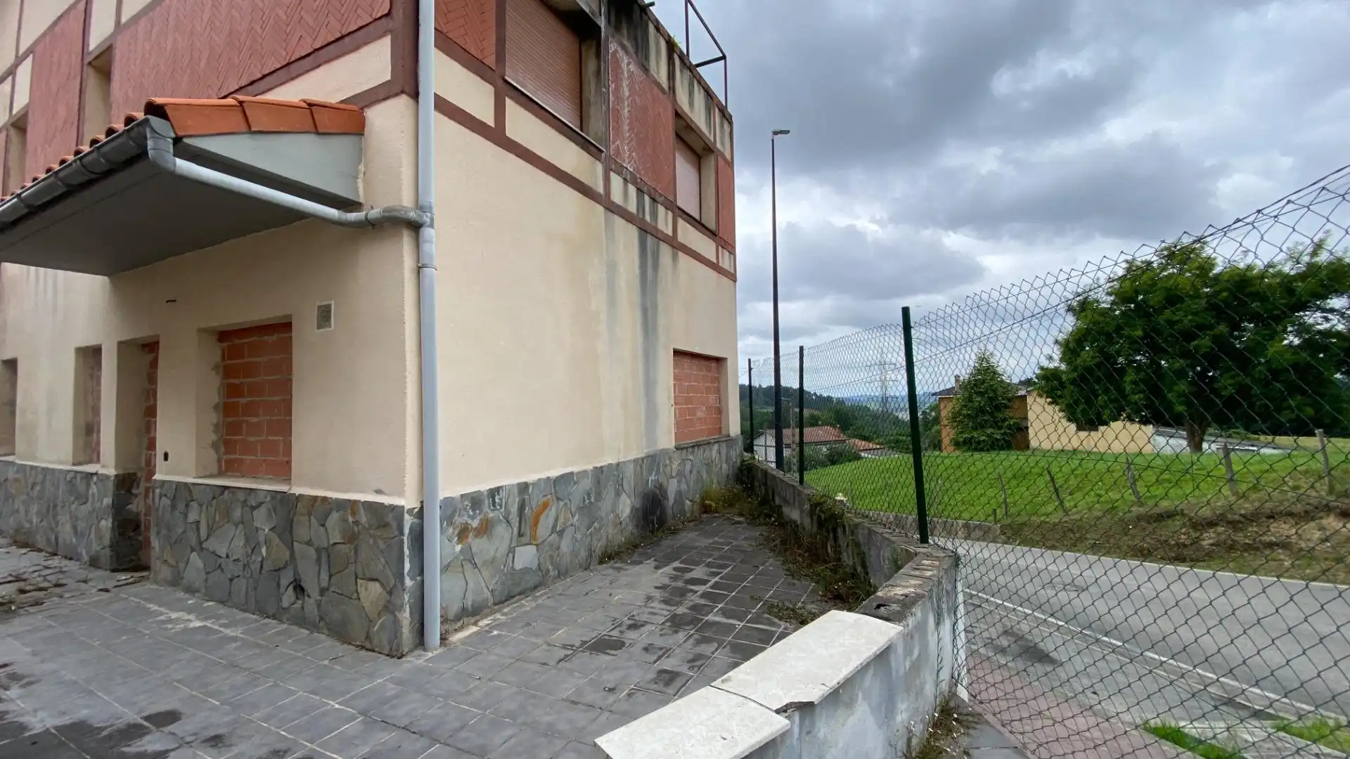 Außenansicht von Gebäude zum Verkauf in Cartes