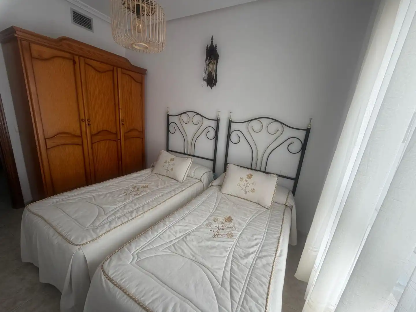 Habitación de Casa adosada en venta en Cáceres con Terraza, Trastero y Amueblado
