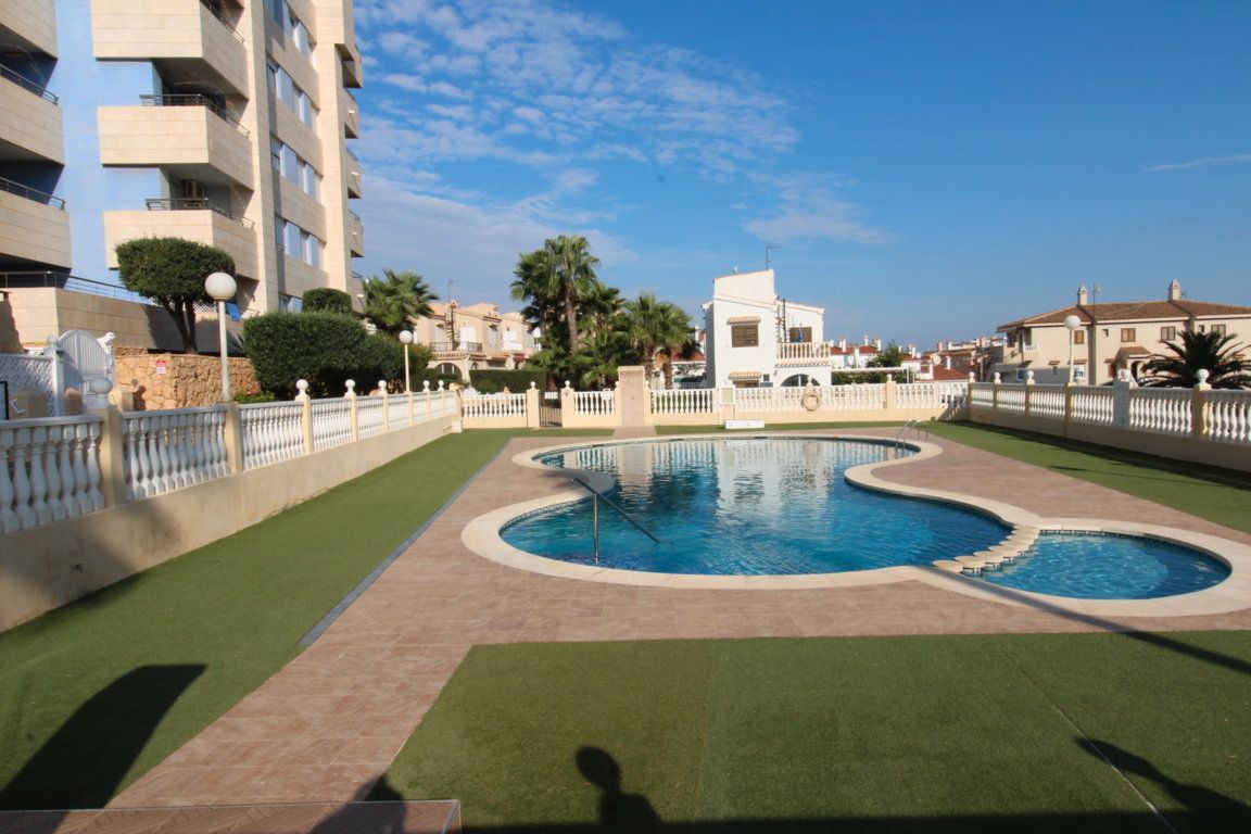 Piscina de Casa adosada en venta en Torrevieja con Terraza, Amueblado y Piscina comunitaria