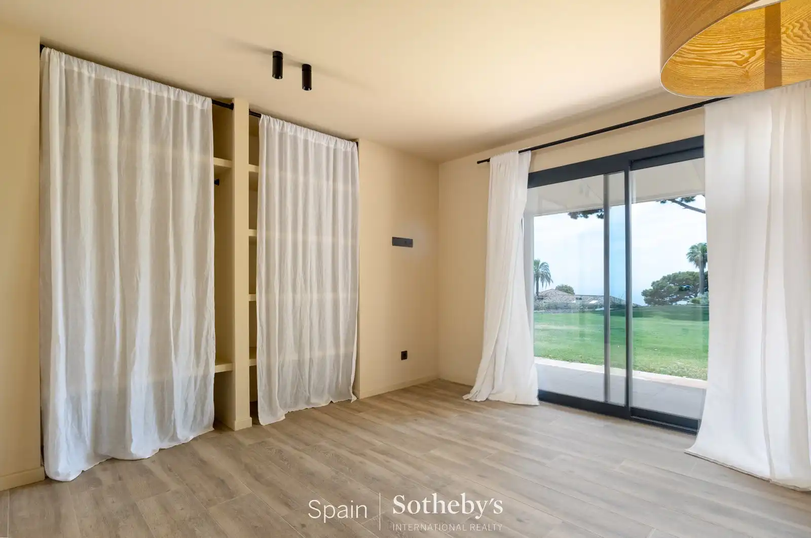 Sala d'estar de Casa o xalet en venda en Sant Andreu de Llavaneres amb Aire condicionat, Calefacció i Jardí privat