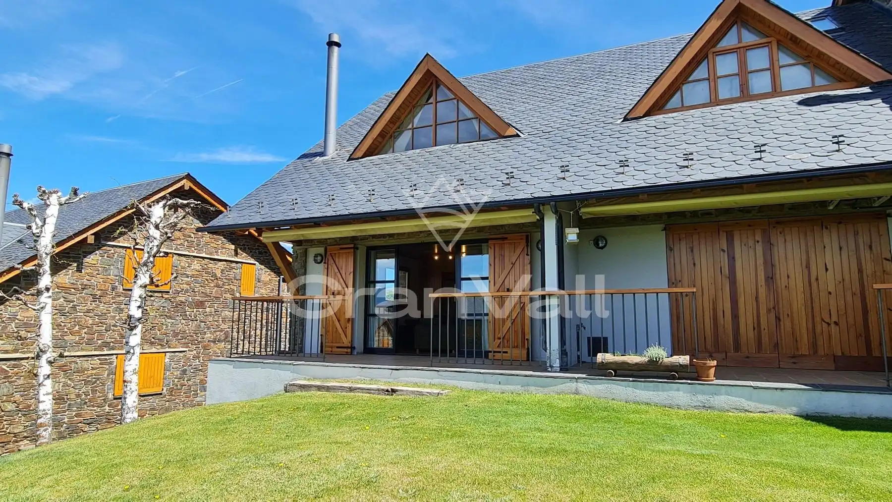 Vista exterior de Casa adosada en venda en Fontanals de Cerdanya amb Jardí privat, Terrassa i Traster