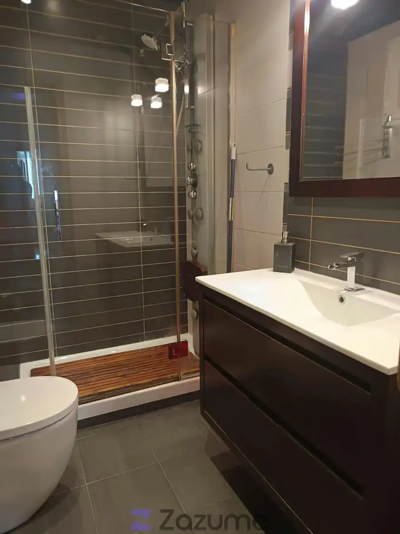 Bathroom of Flat for rent in Madrid  with Air Conditioner, Heating and Parquet flooring