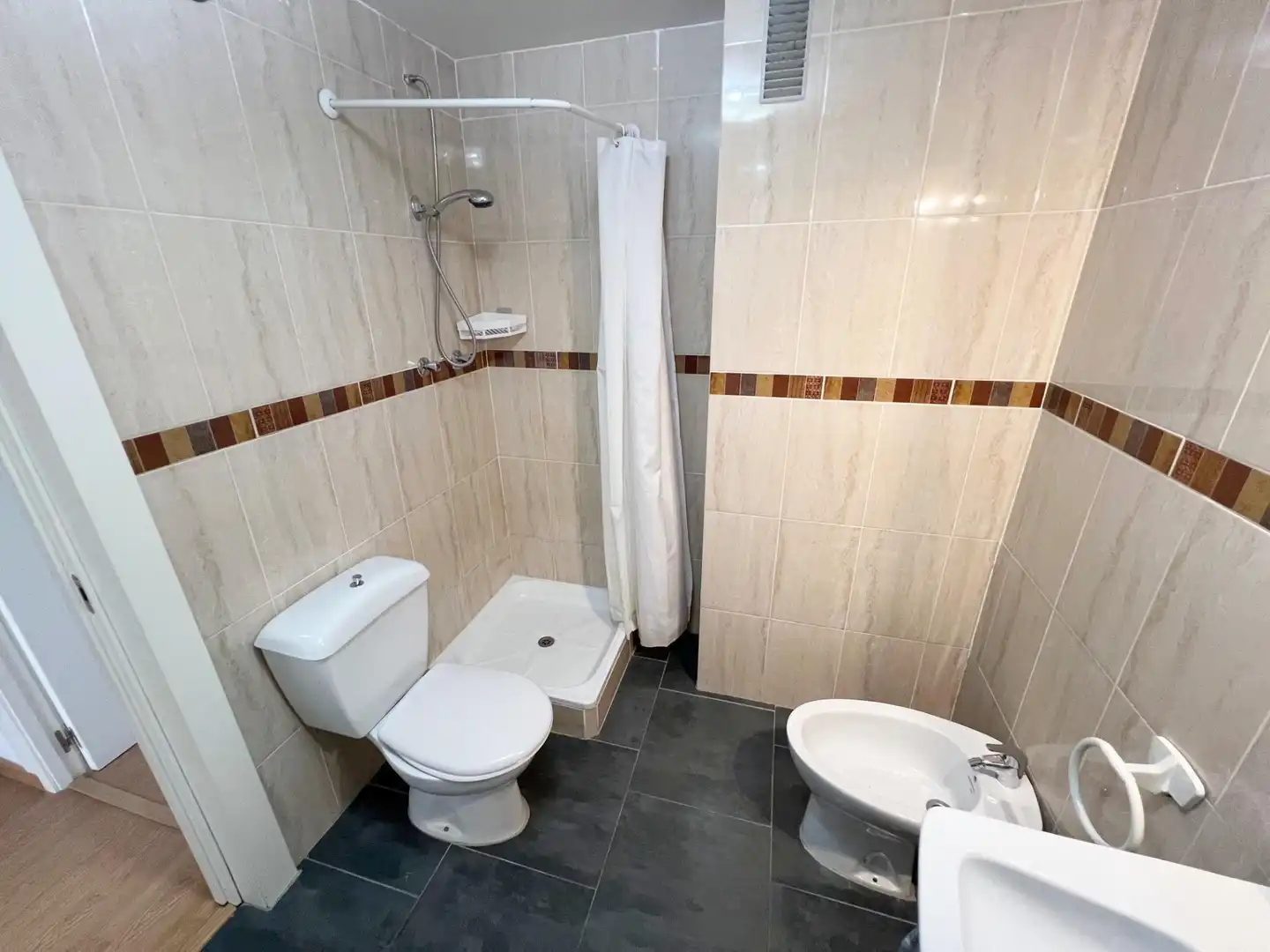 Badezimmer von Wohnung zum Verkauf in Torremolinos mit Klimaanlage, Privatgarten und Terrasse