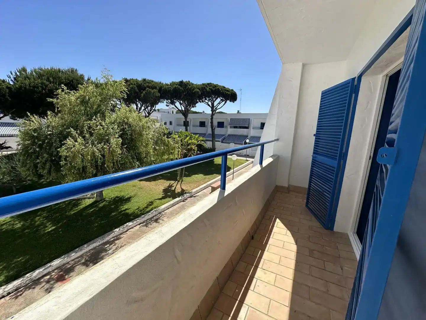 Außenansicht von Maisonette zur Miete in Chiclana de la Frontera mit Schwimmbad und Balkon
