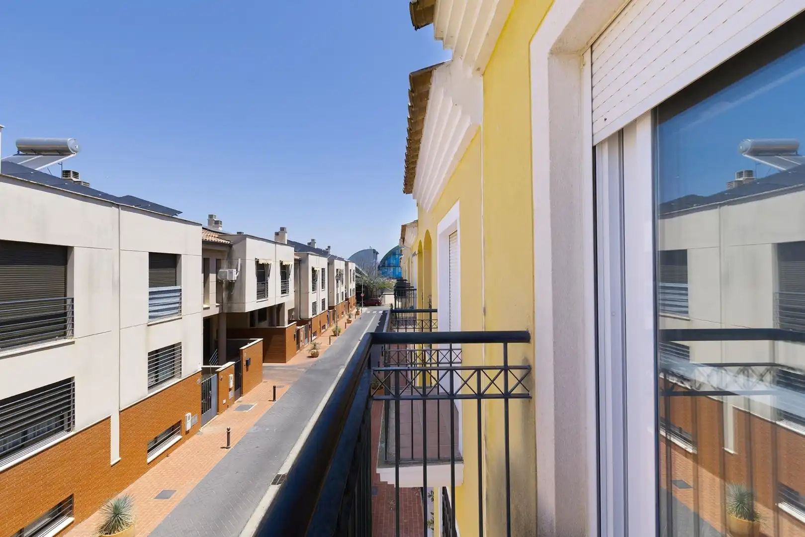 Vista exterior de Casa adosada en venda en Alhaurín de la Torre amb Aire condicionat, Calefacció i Terrassa
