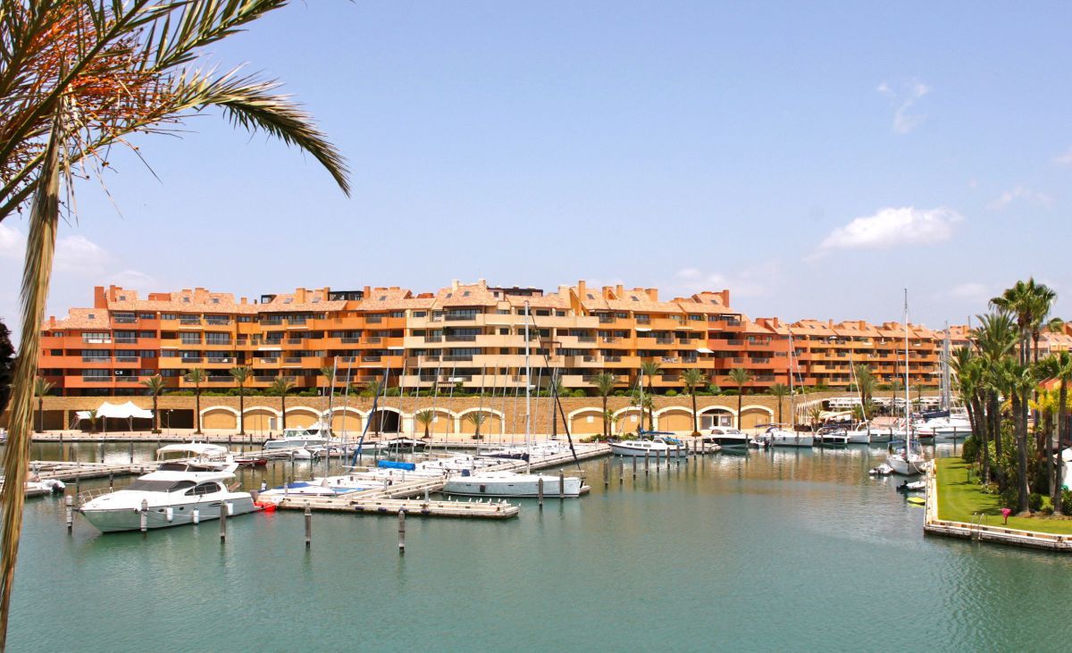 Vista exterior de Apartament de lloguer en Sotogrande amb Aire condicionat, Calefacció i Terrassa