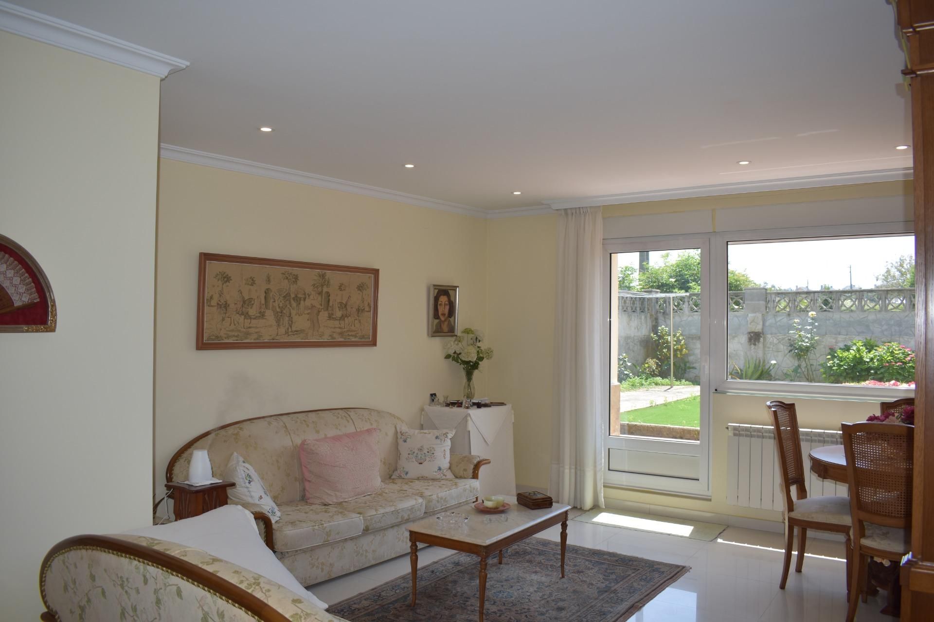 Sala de estar de Casa adosada en venta en Santander con Calefacción, Jardín privado y Alarma
