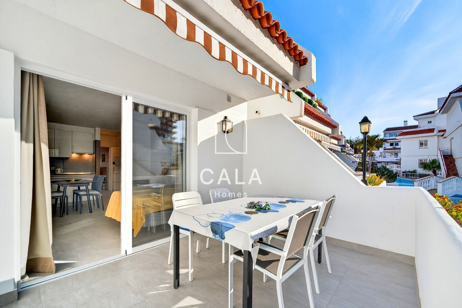 Vista exterior de Apartamento en venta en Arona con Terraza, Piscina y Amueblado