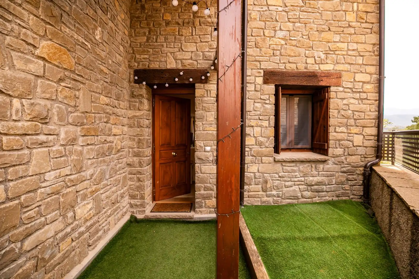 Vista exterior de Casa o xalet en venda en Sabiñánigo amb Calefacció, Jardí privat i Terrassa