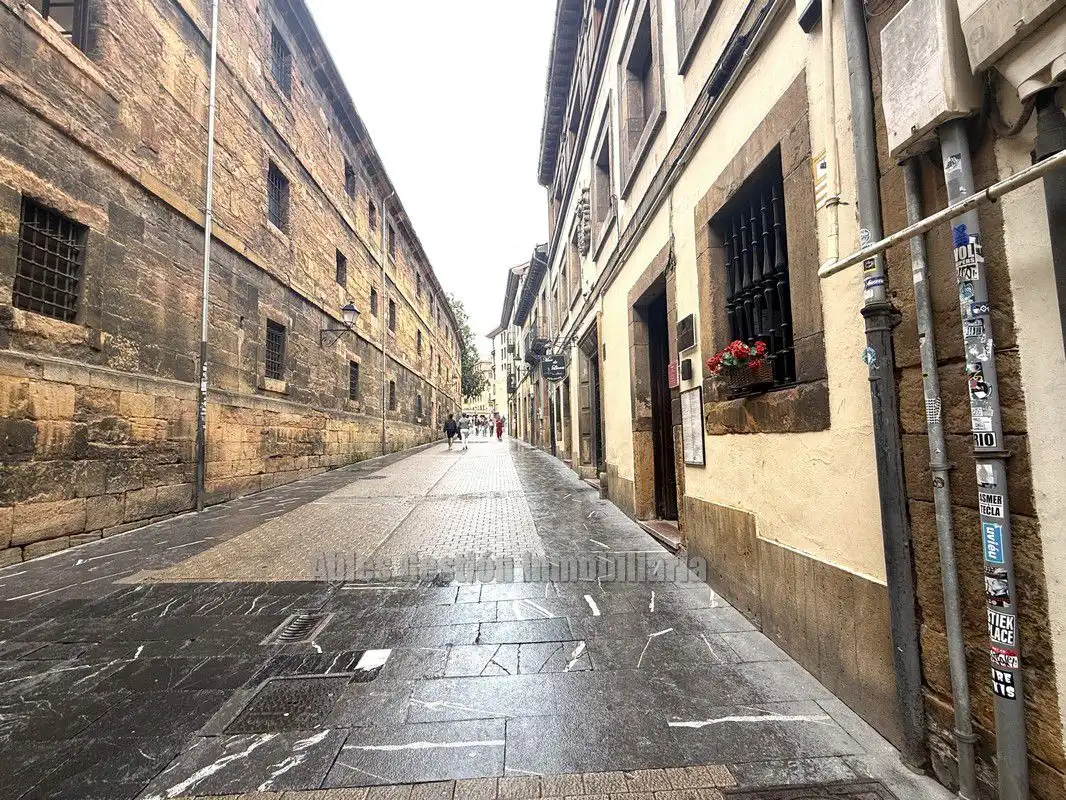 Außenansicht von Wohnung zur Miete in Oviedo  mit Heizung, Parkett und Abstellraum