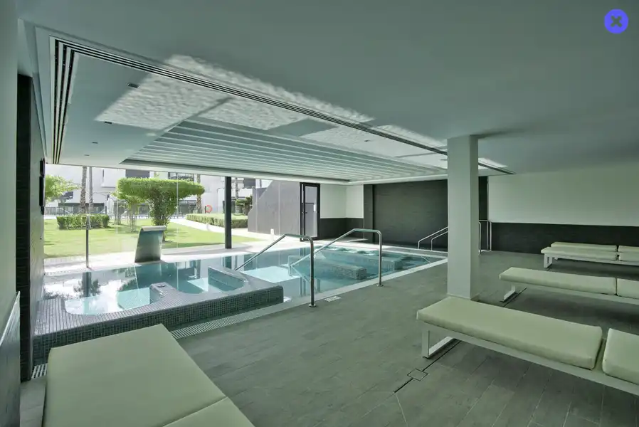 Piscina de Casa adosada de alquiler en Estepona con Aire acondicionado, Jardín privado y Terraza