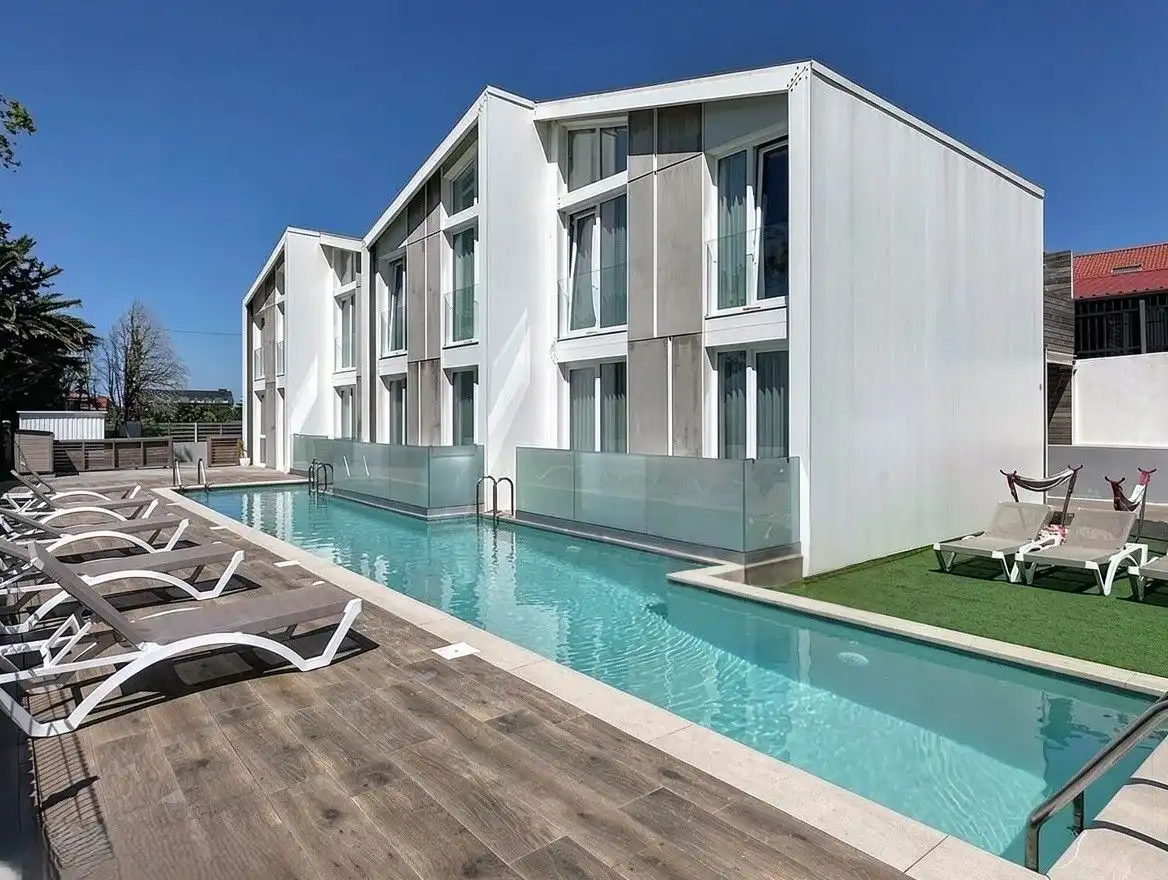 Piscina de Edificio en venta en Sanxenxo