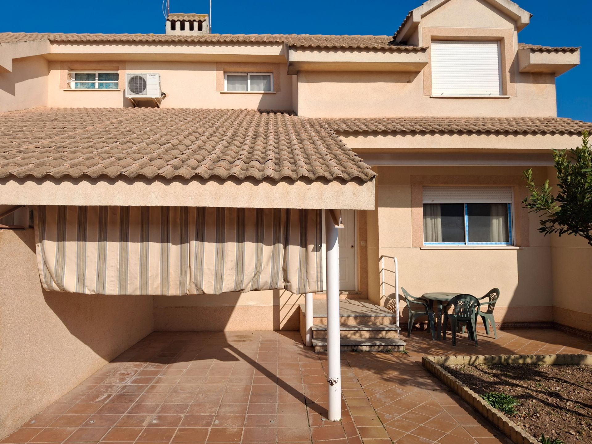 Vista exterior de Casa adosada en venta en La Puebla de Almoradiel con Calefacción, Jardín privado y Amueblado