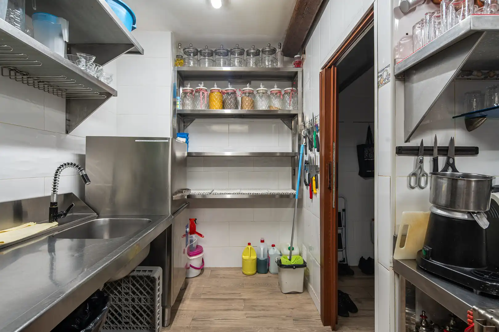 Cuina de Local en venda en Granada amb Aire condicionat, Calefacció i Moblat