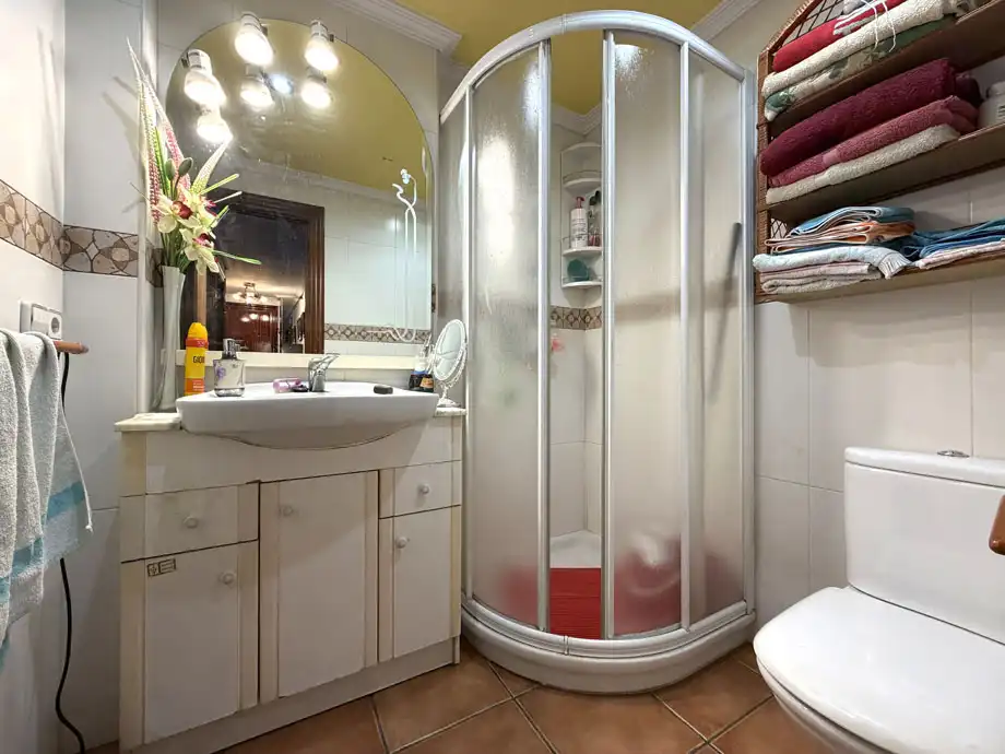 Badezimmer von Wohnung zum Verkauf in Vitoria - Gasteiz mit Heizung, Parkett und Terrasse