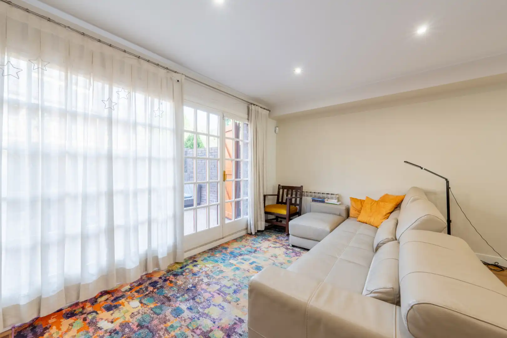 Sala d'estar de Casa adosada en venda en Sant Cugat del Vallès amb Calefacció, Jardí privat i Parquet