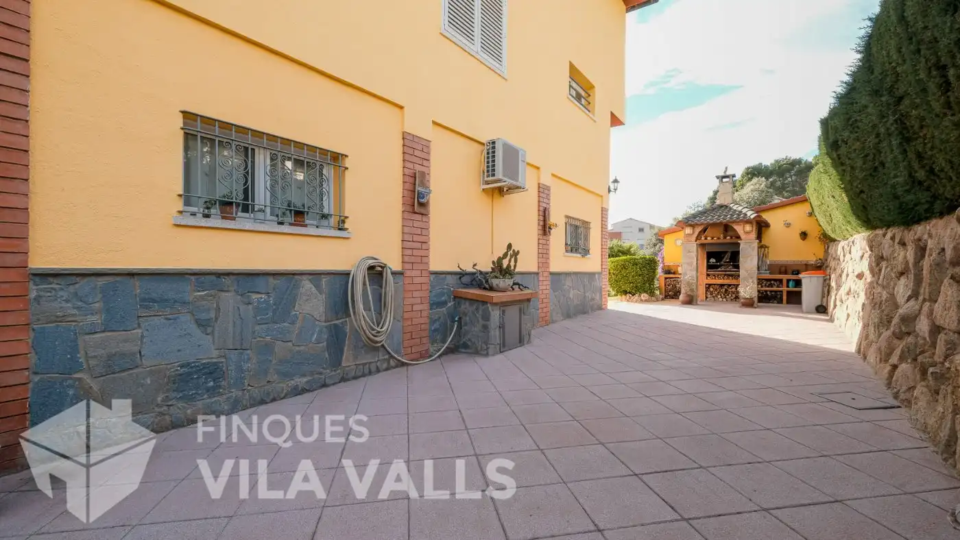 Vista exterior de Casa o xalet en venda en Caldes de Montbui amb Calefacció, Jardí privat i Terrassa