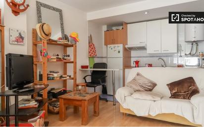 Living room of Flat to rent in  Madrid Capital  with Air Conditioner, Heating and Furnished