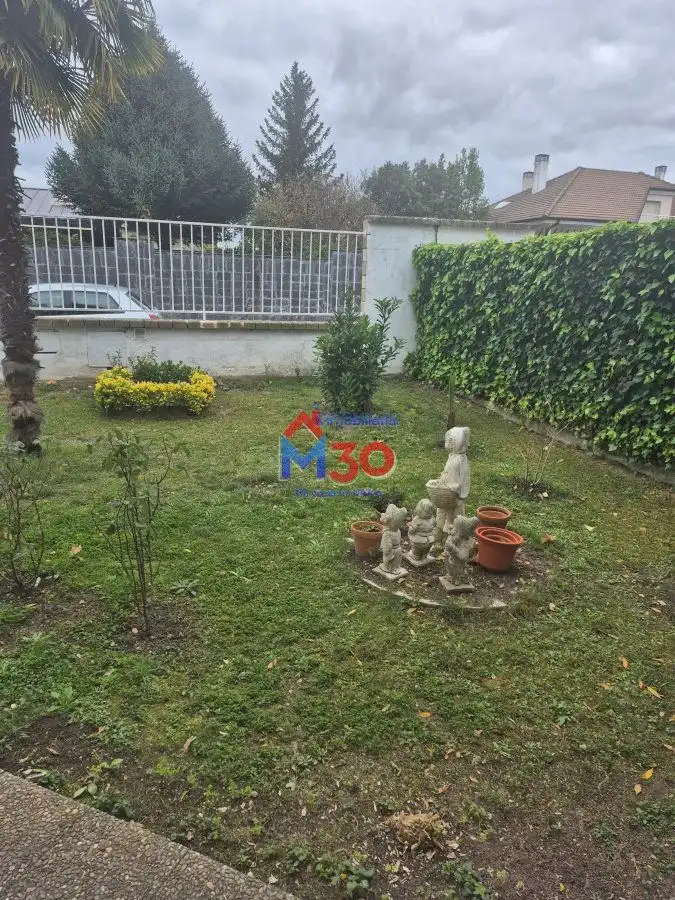 Jardí de Casa o xalet en venda en Miranda de Ebro amb Calefacció i Piscina