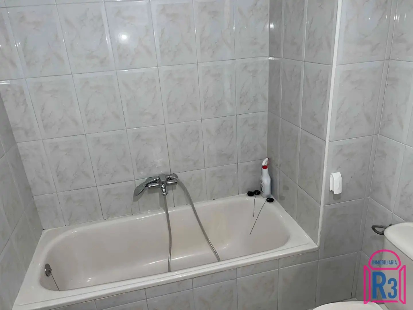Bany de Pis de lloguer en León Capital  amb Calefacció, Terrassa i Traster