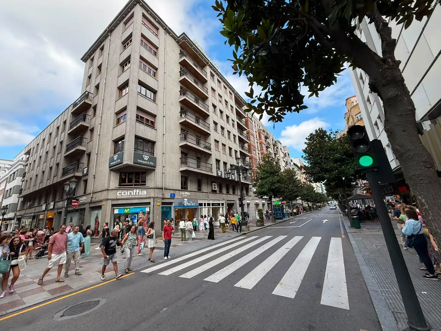 Vista exterior de Oficina de alquiler en Oviedo  con Calefacción, Terraza y Amueblado